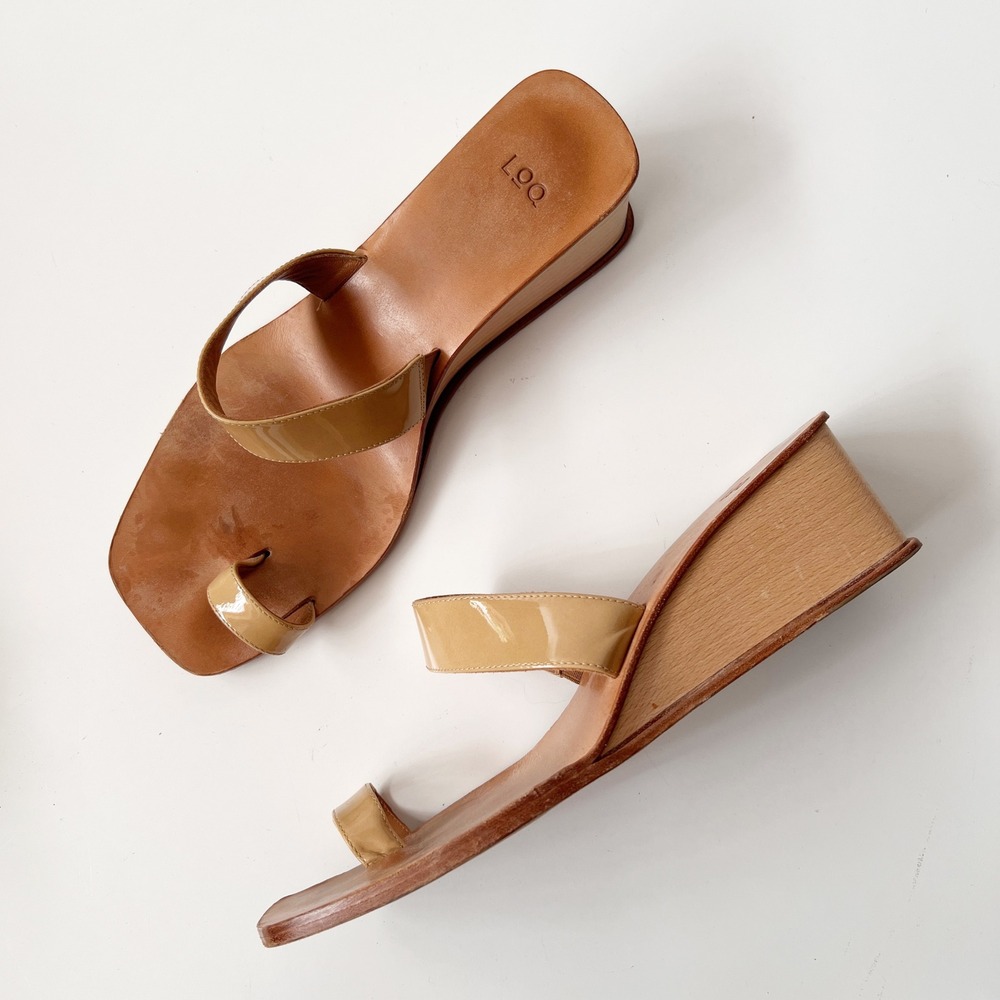 LOQ Cadiz Toe Loop Wedge Sandals Size 40 Tan Patent Leather Wood Heel Square Toe